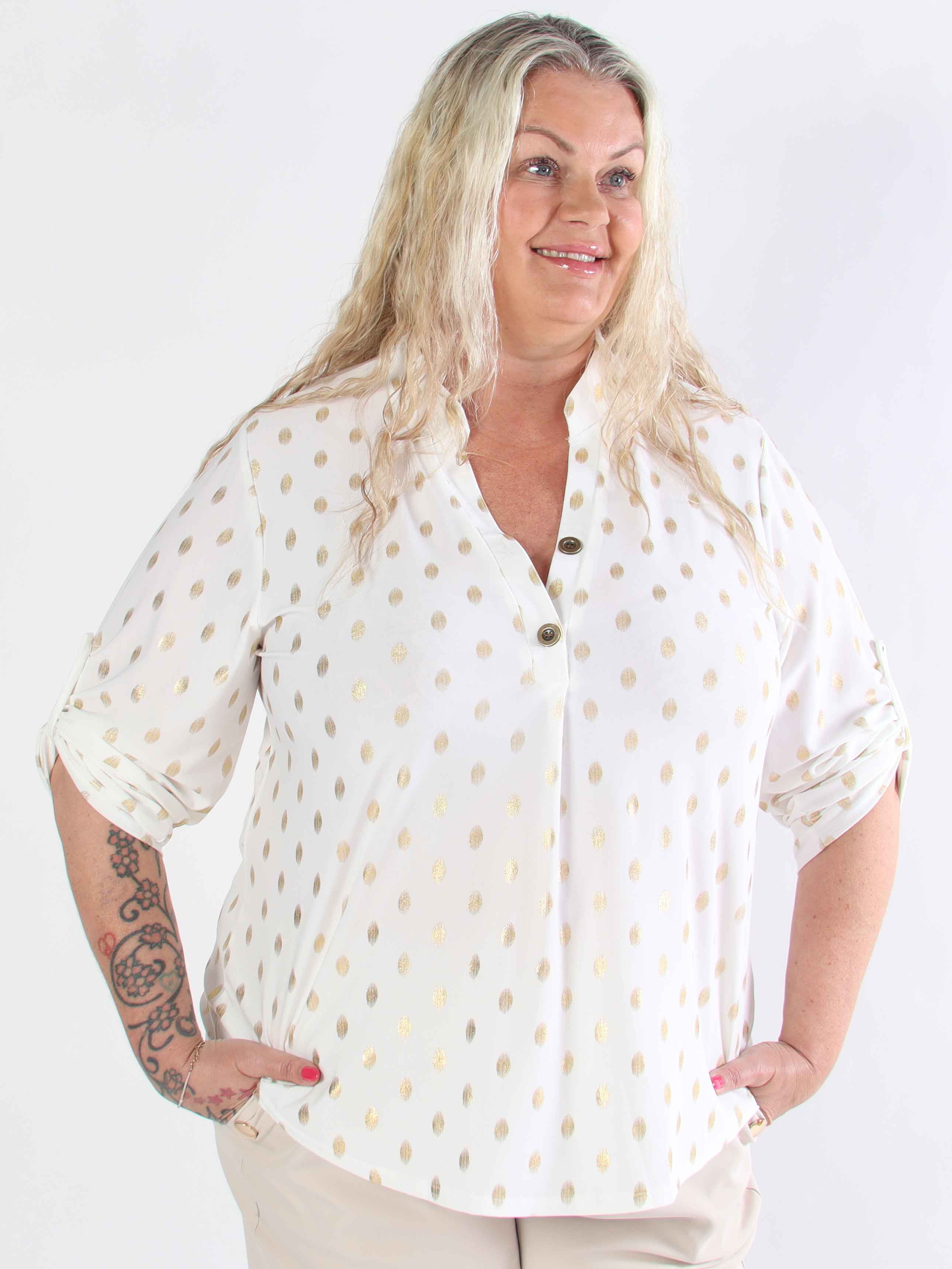 Ebba Gold Shirt - Elastisk plus size blus med guld prickar